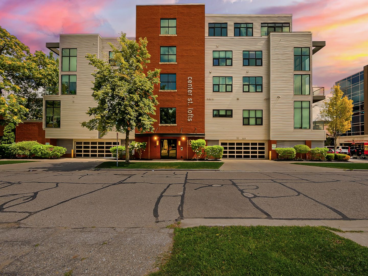 Royal Oak House: 100 N Center St Unit 401