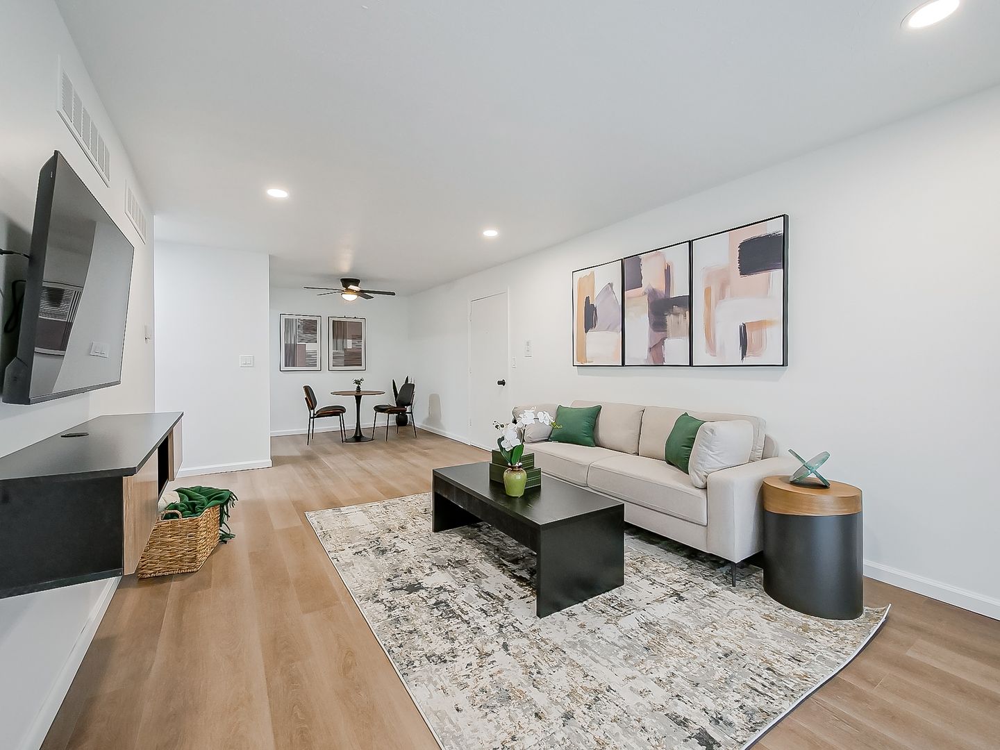 Plymouth Apartment: 40345 Plymouth Road