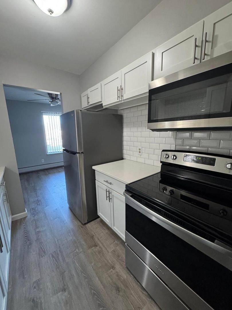 Farmington Apartment: 33247 Kingslane Ct