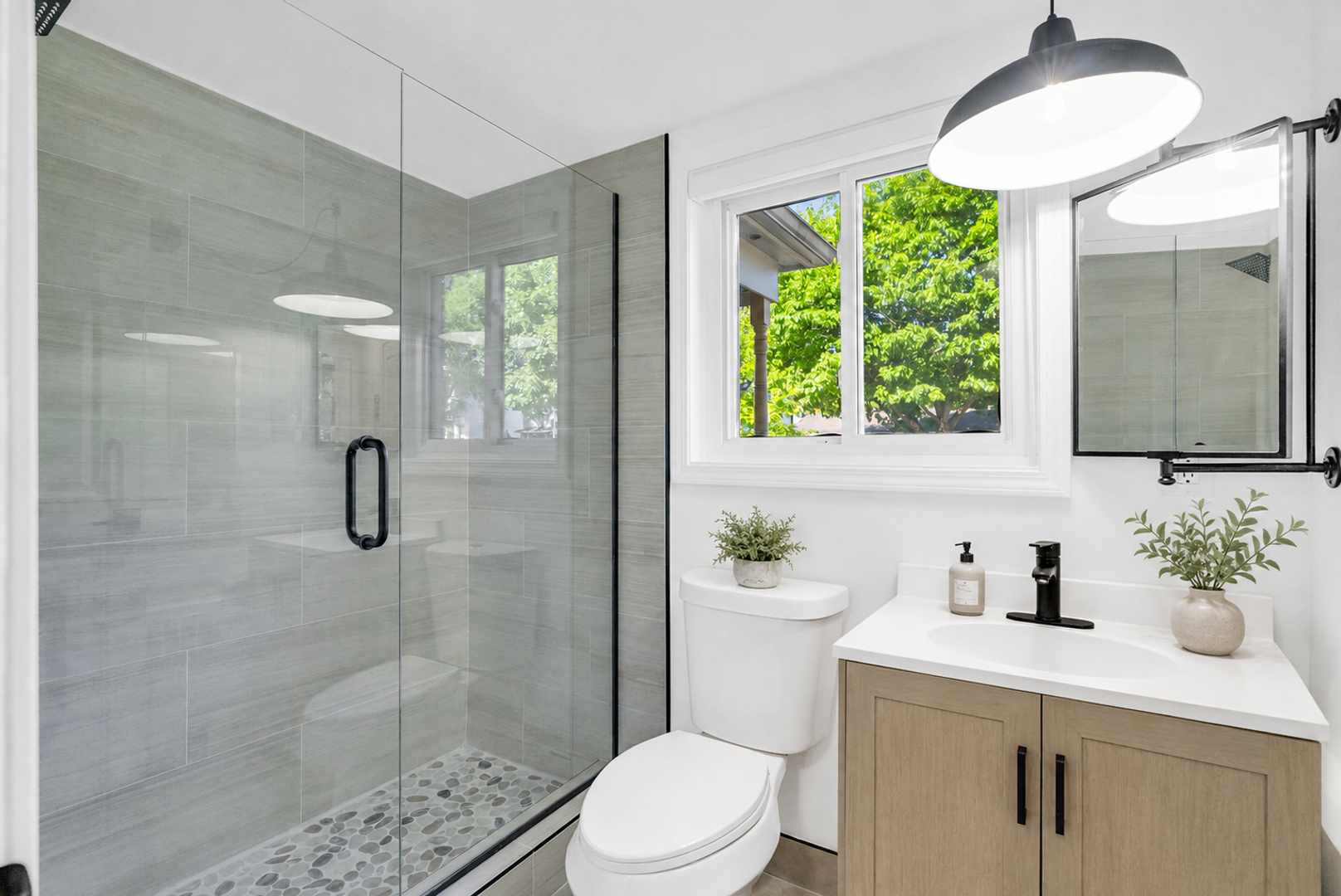 Plymouth Apartment: 725 Coolidge St