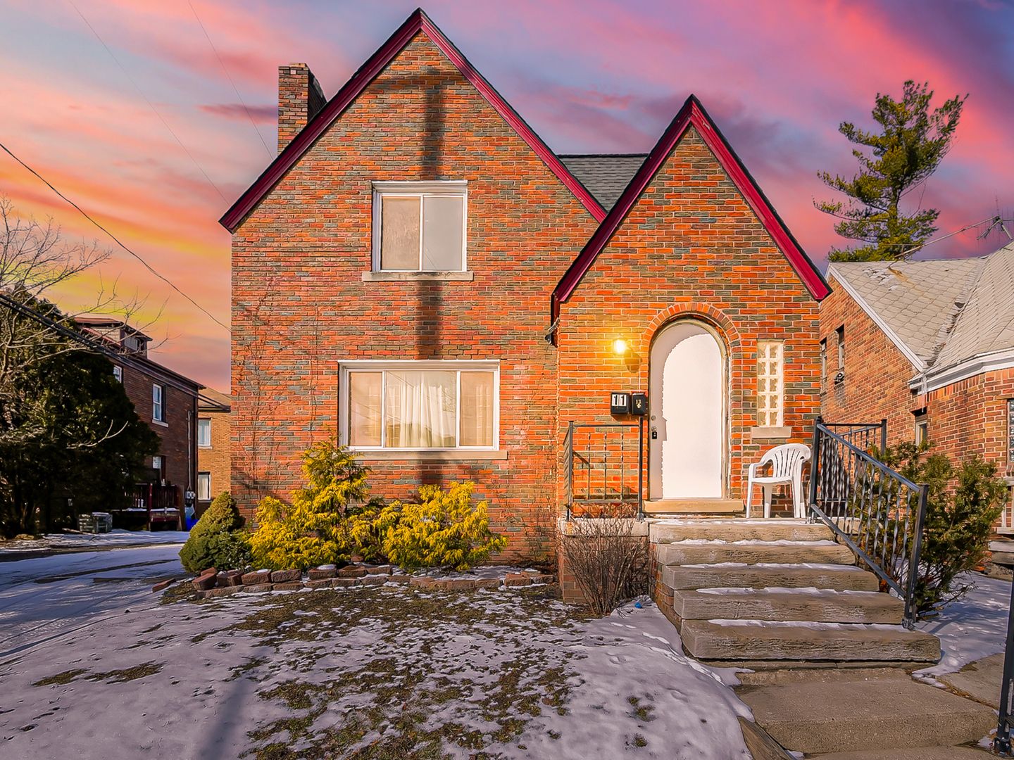 PONTIAC Apartment: 11-13 MOHAWK RD