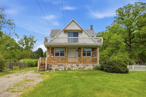 Charming Upper-Level Apartment in Taylor – Convenient Location & Comfortable Living!