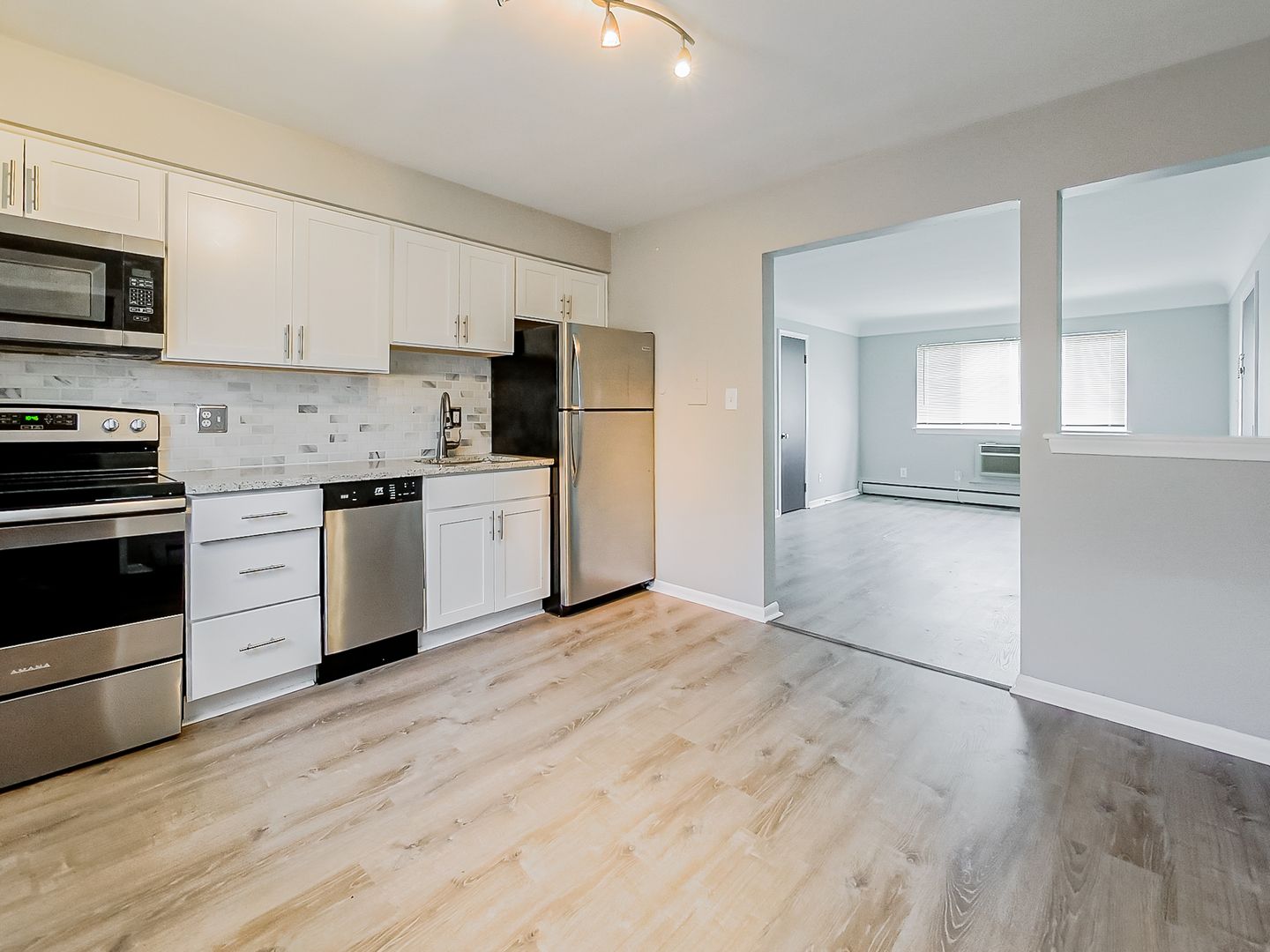 Clawson Apartment: 629 Maple Rd