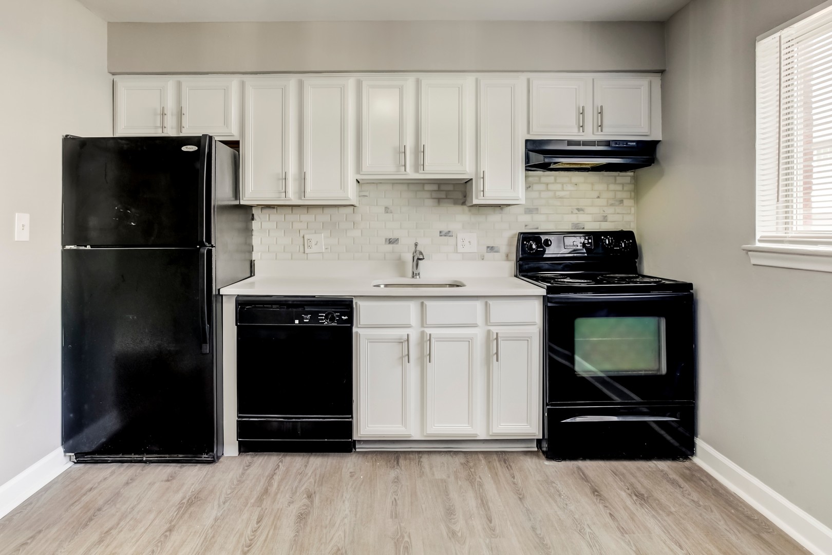 Clawson Apartment: 629 Maple Rd