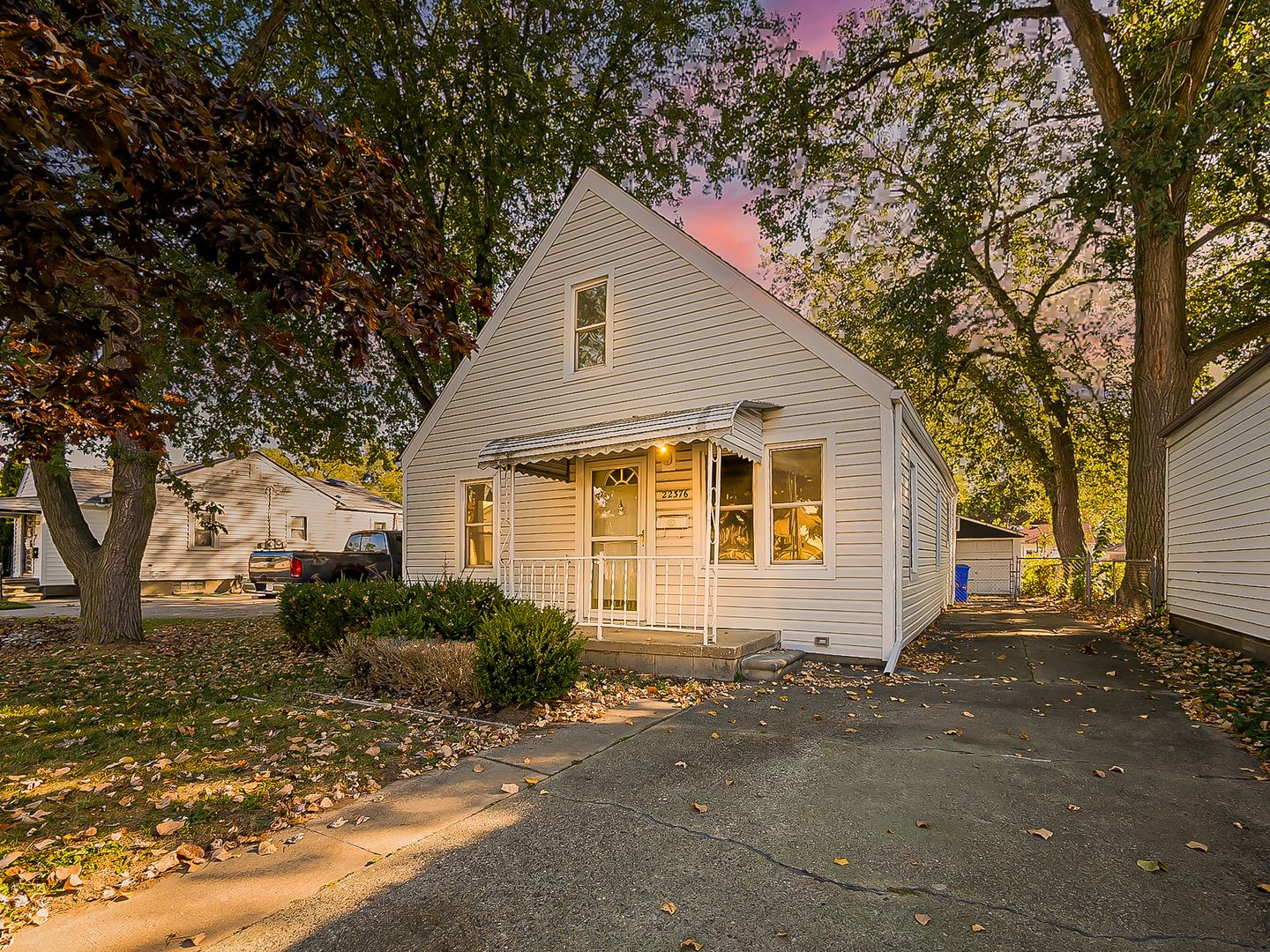 Warren House: 22376 Columbus Ave