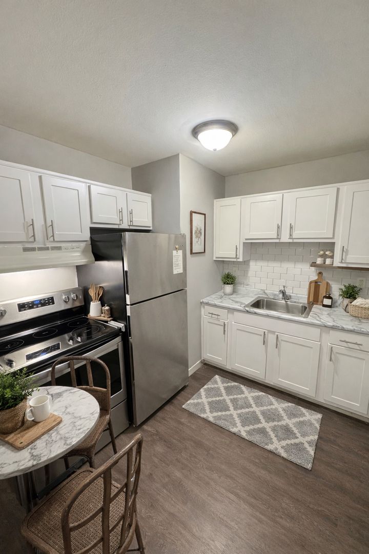 Dearborn Heights Apartment: 5640 Pardee