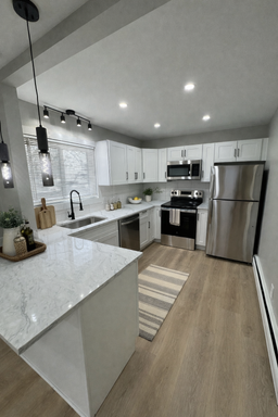 Coming Soon! Just Steps from Downtown Plymouth – Newly Renovated 1 Bed / 1 Bath Apartment – photo 1