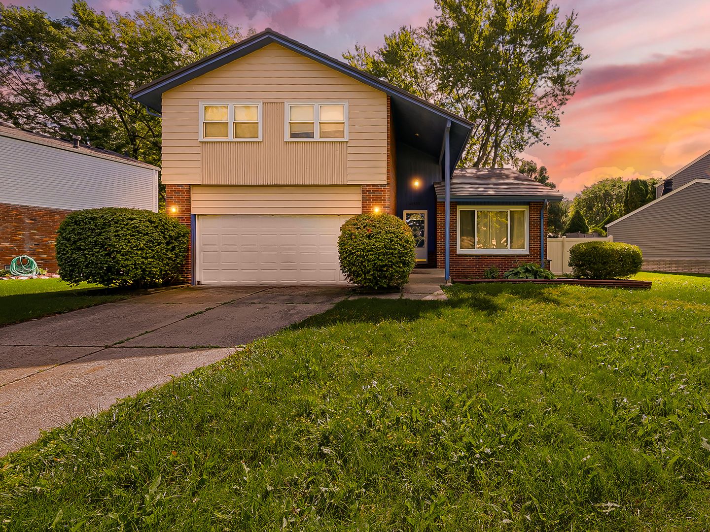 Novi House: 42195 Park Ridge Rd