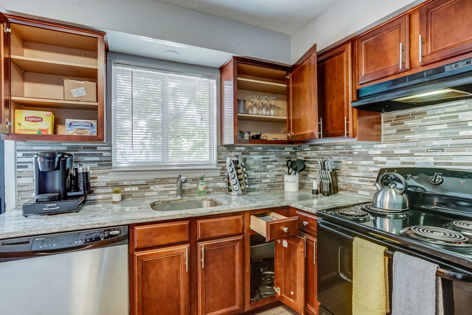 Clawson Apartment: 629 Maple Rd