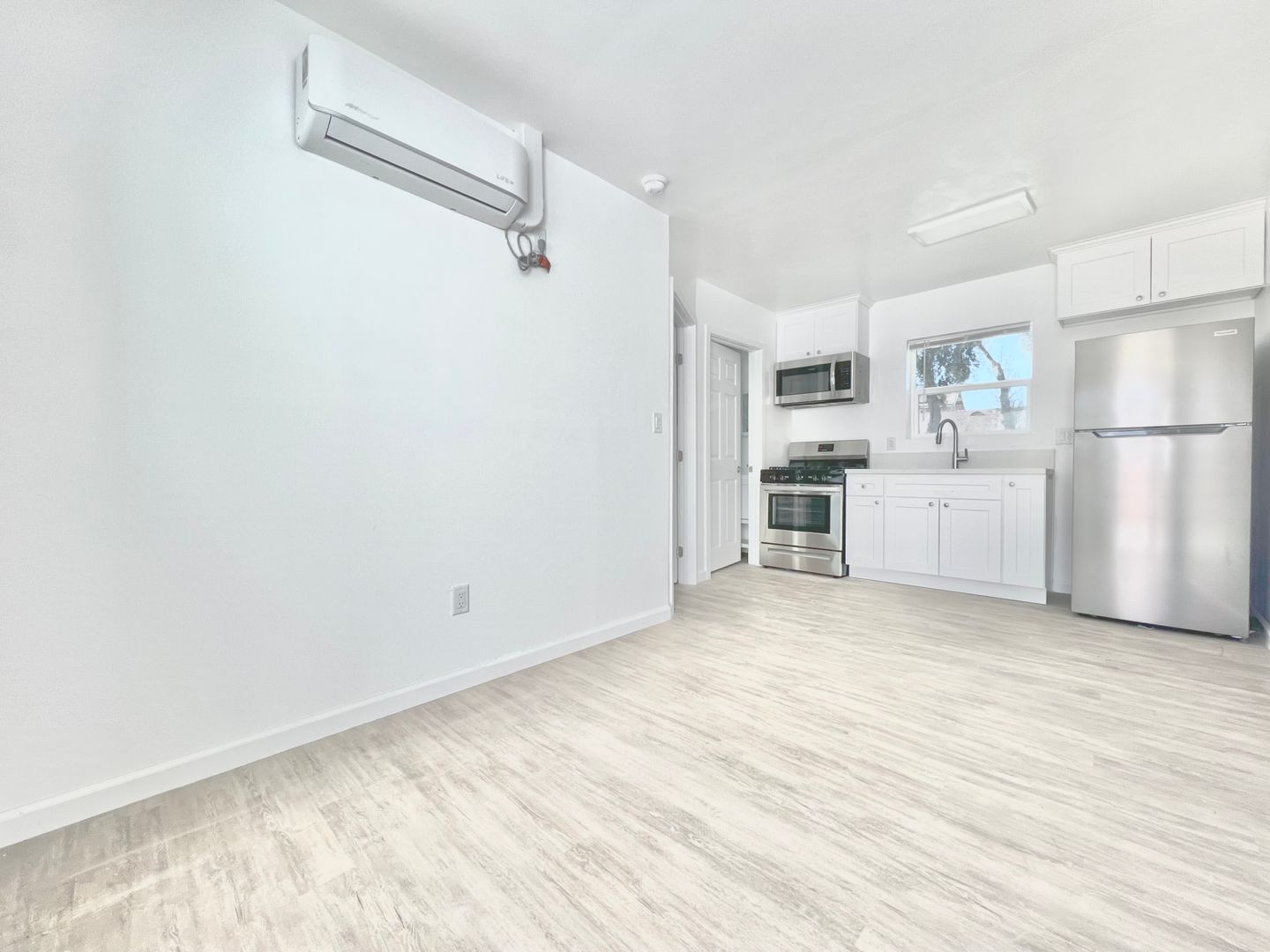 Los Angeles Apartment: 1763 W 38th St