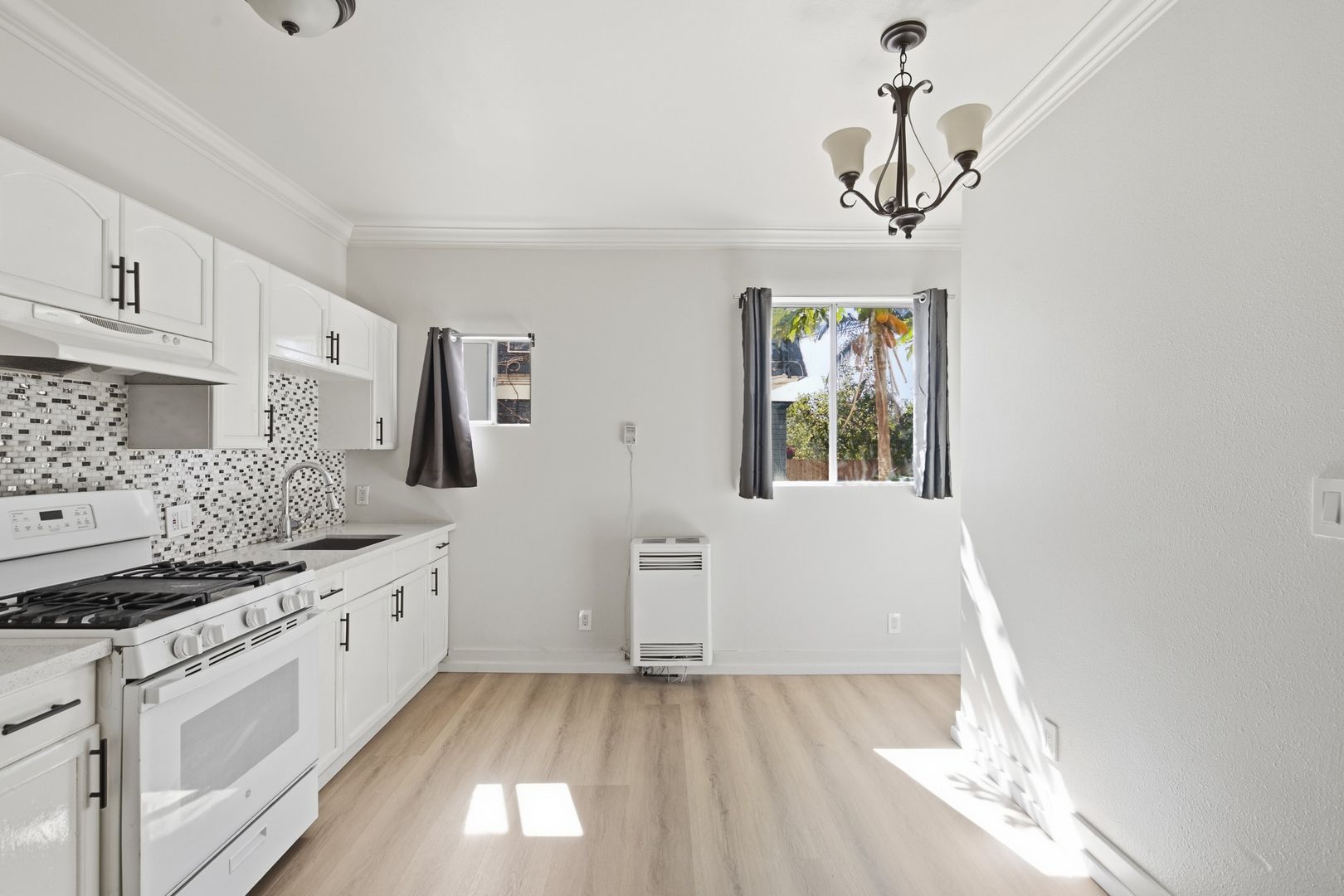 Los Angeles Apartment: 1444 W 28th St