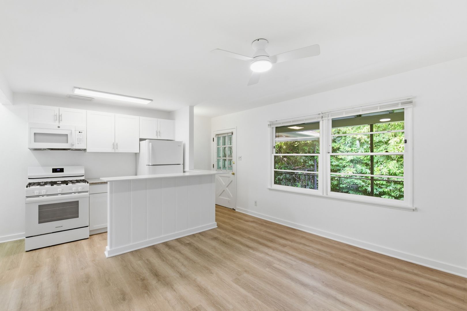 Los Angeles Apartment: 1453 S Westgate Ave
