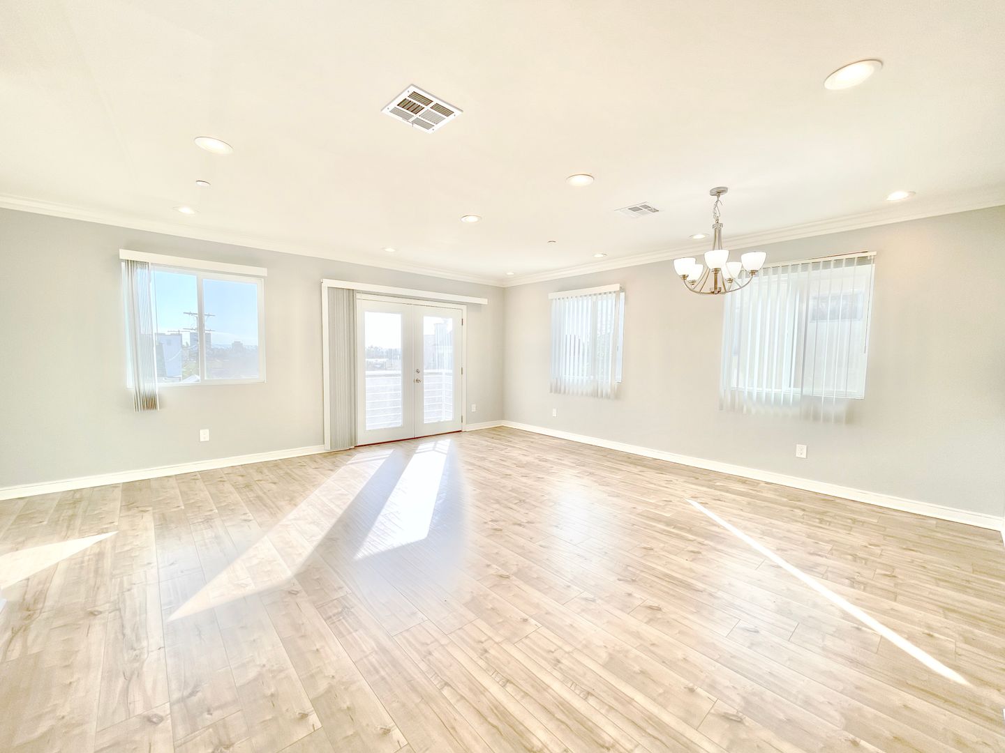 Los Angeles Apartment: 4461 Rosewood Avenue