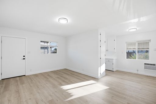 Modern 2 Bedroom + 1 Bath – photo 1