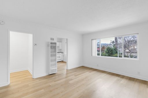 Newly remodeled top-floor Studio + 1 Bath – photo 1