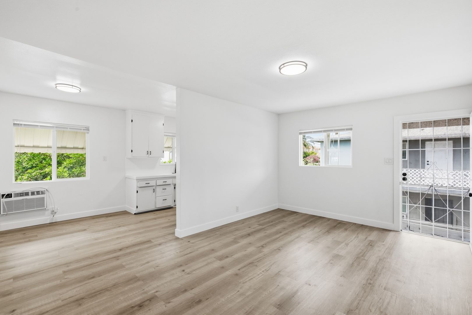 Van Nuys Apartment: 6860-6870 Hazeltine Avenue