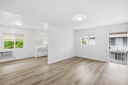 Modern 2 Bedroom + 1 Bath – photo 1