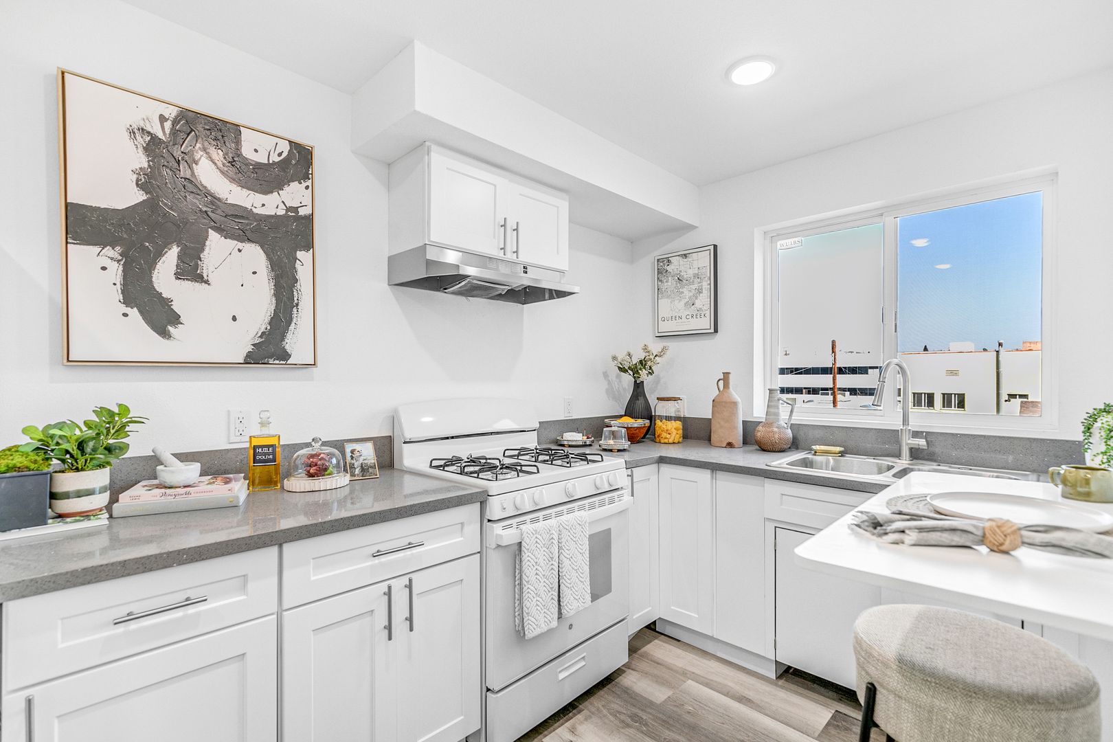 Los Angeles Apartment: 2837 San Marino St