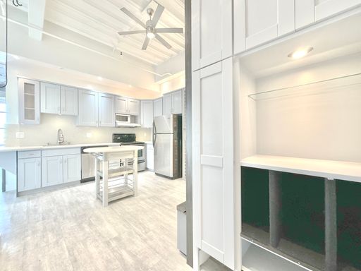 Top floor modern crafted spacious 1 Bed + 1 Bath – photo 1