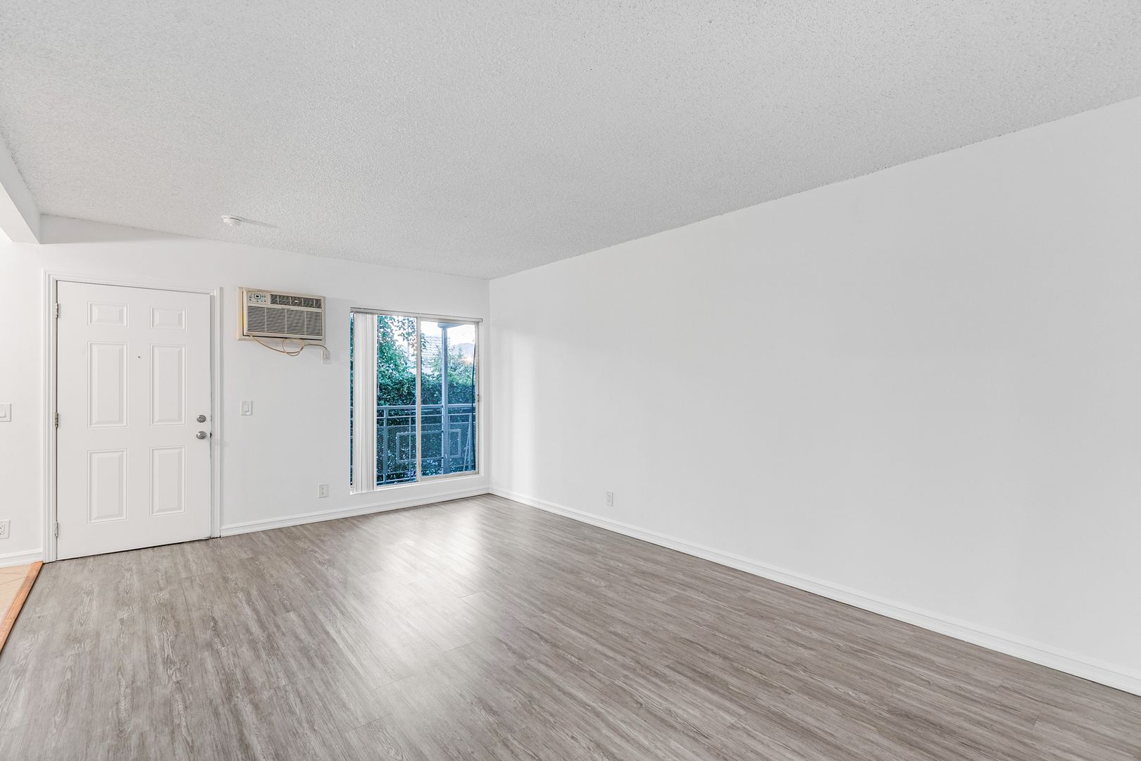 Los Angeles Apartment: 5923 Carlton Way