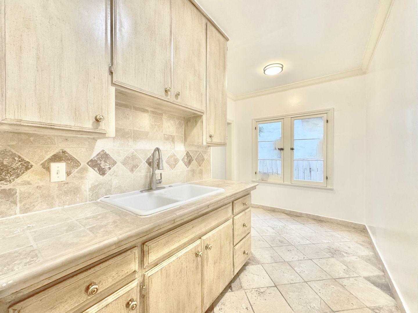 Beverly Hills Apartment: 260 S Reeves Dr