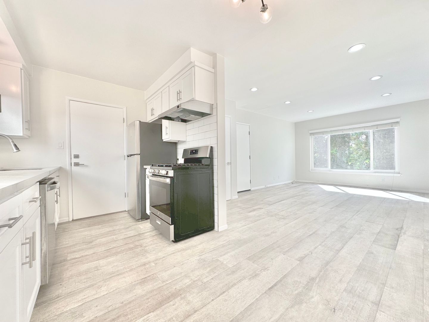 Los Angeles Apartment: 1676 Manning Ave