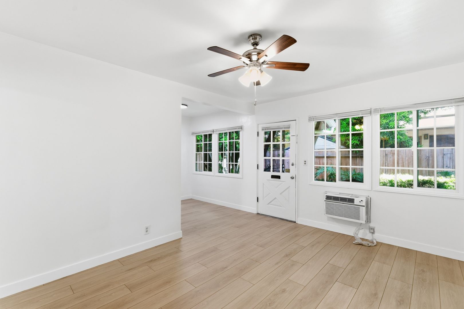 Canoga Park Apartment: 7249 Alabama Avenue