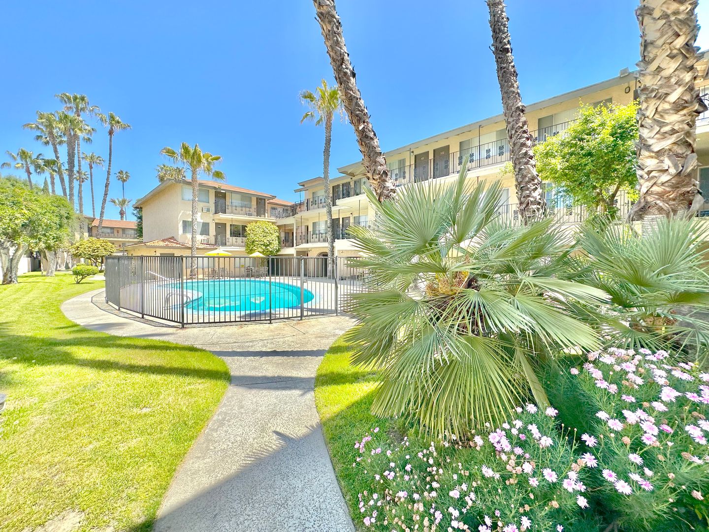 Anaheim Apartment: 2630 West Lincoln Ave