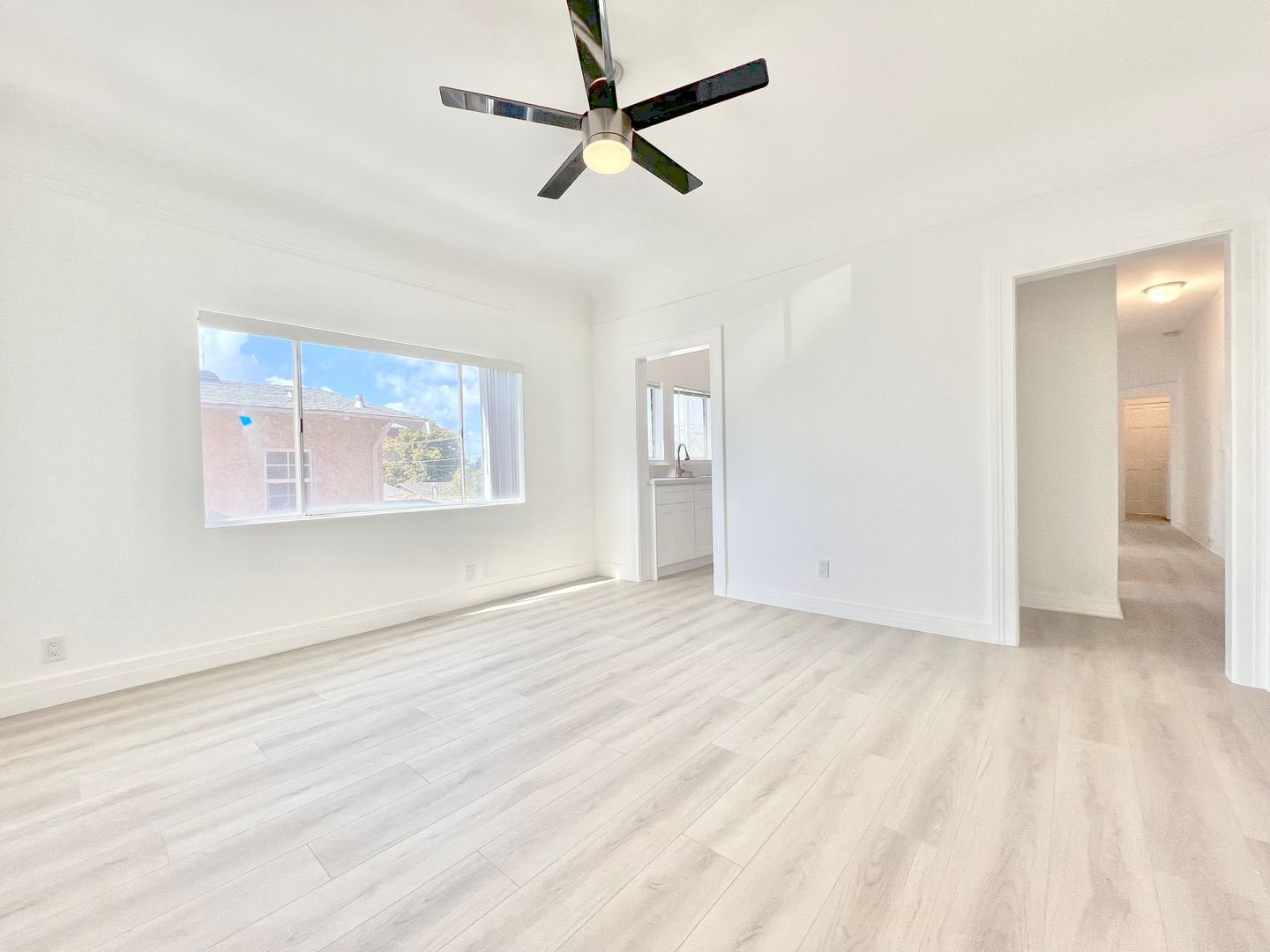 Los Angeles Apartment: 707 W 48th Street