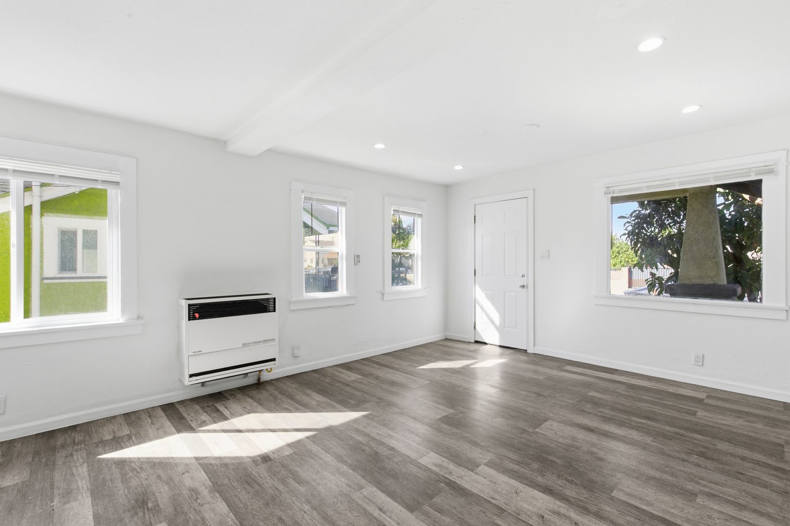 Los Angeles Apartment: 350 E. 60th Street