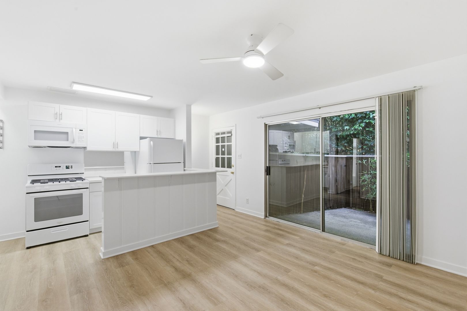 Los Angeles Apartment: 1453 S Westgate Ave