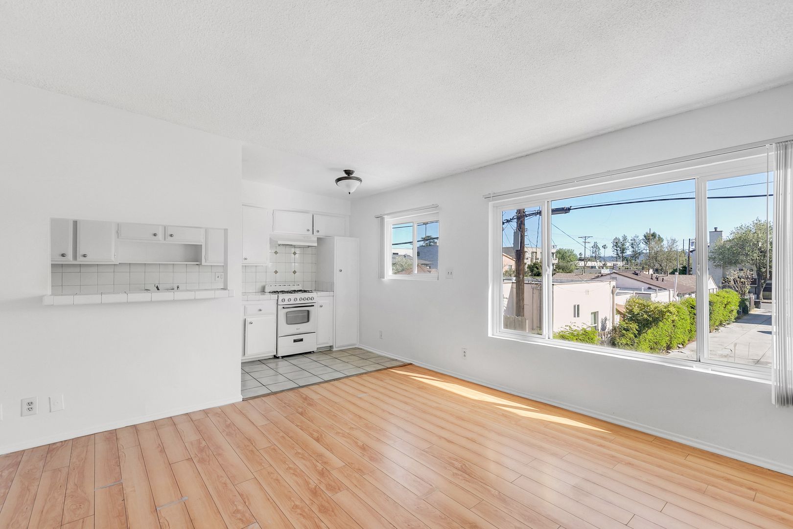 Van Nuys Apartment: 14106 Delano Street