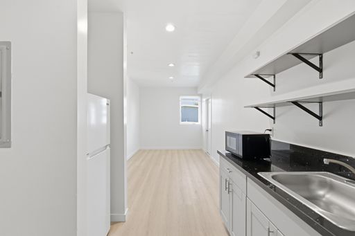 Beautiful updated 1 Bedroom + 1 Bath – photo 1