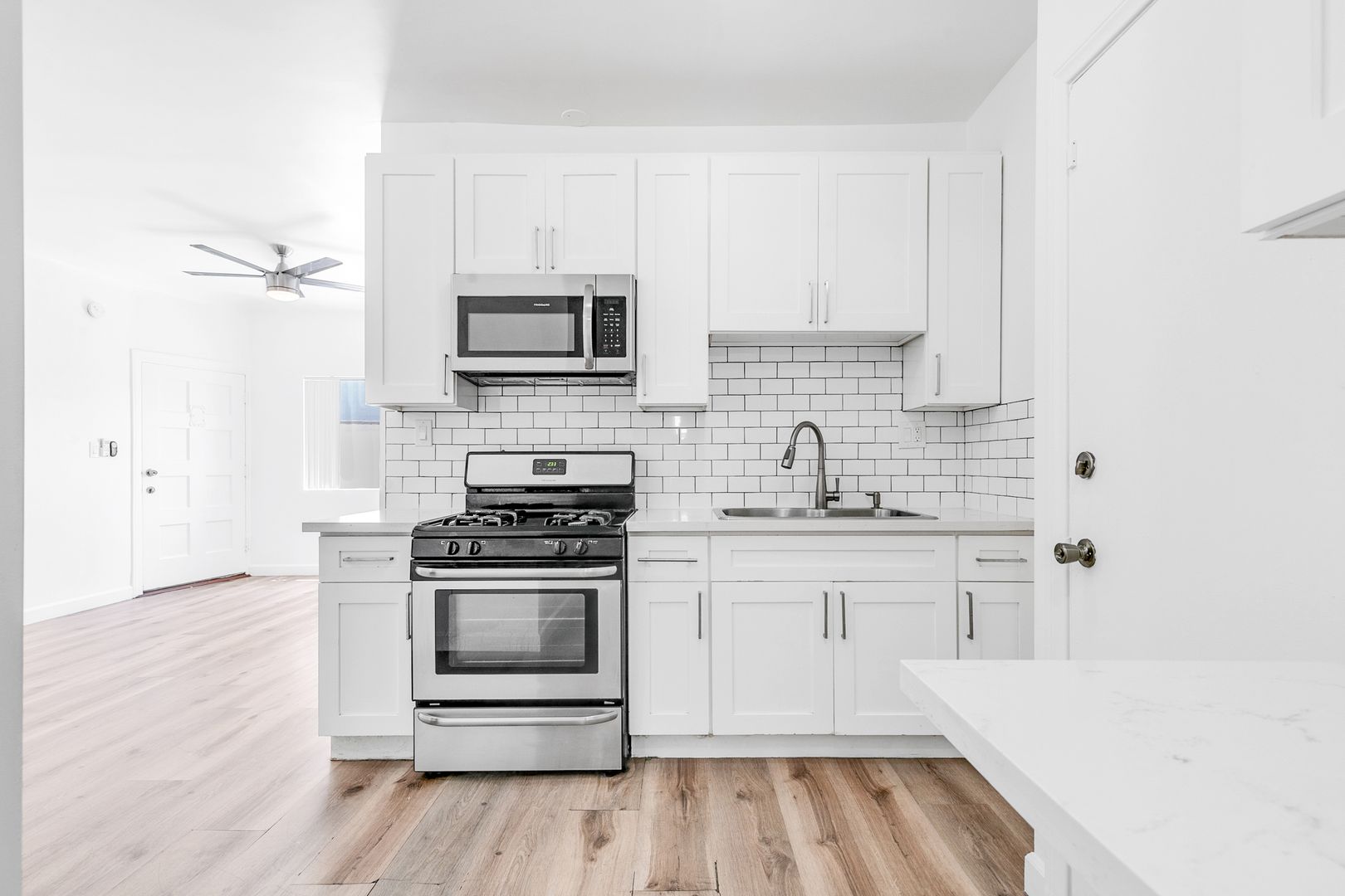 Los Angeles Apartment: 1843 S La Brea Ave