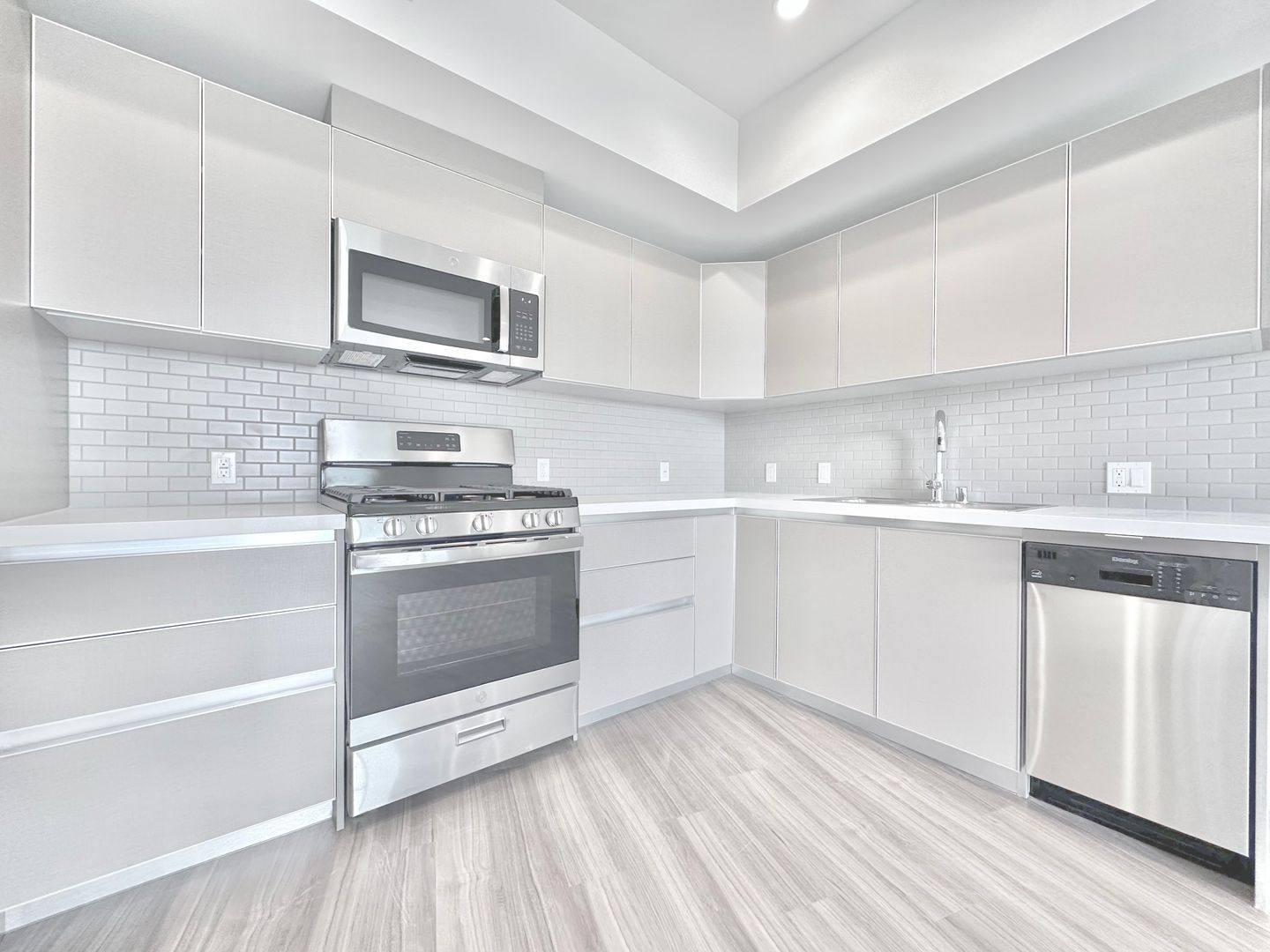 Los Angeles Apartment: 838 S La Brea Ave