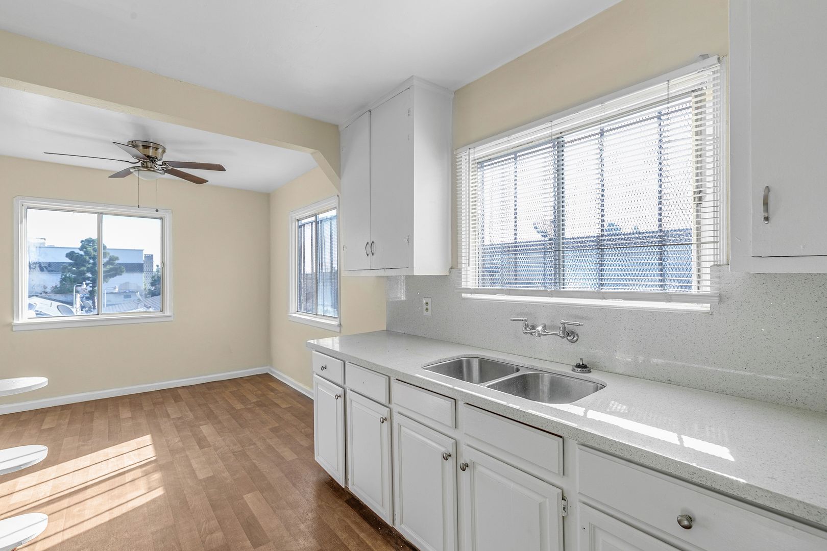 Los Angeles Apartment: 10627 1/2 S Vermont Ave