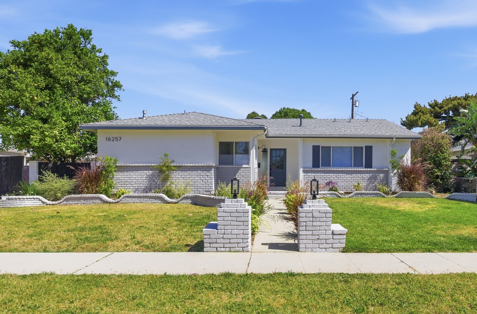 Granada Hills House: 16257 Los Alimos St