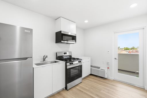 New modern 1 Bedroom + 1 Bath – photo 1