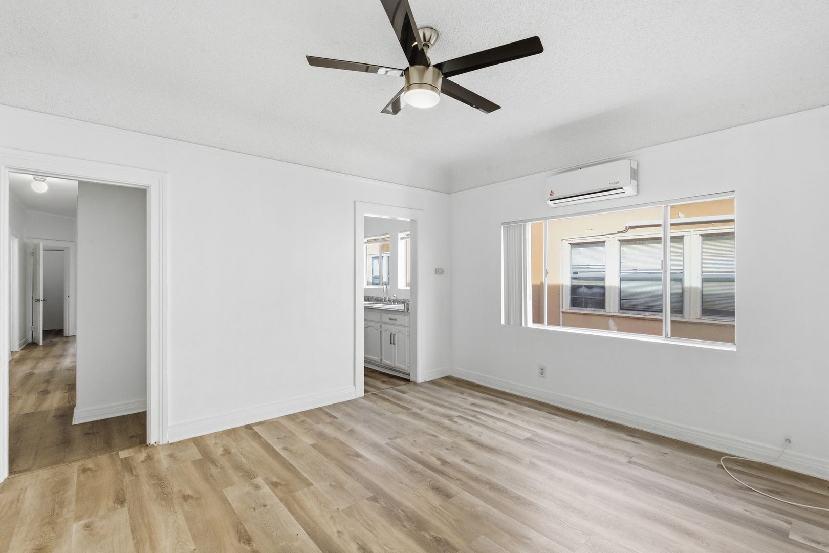 Los Angeles Apartment: 707 W 48th Street