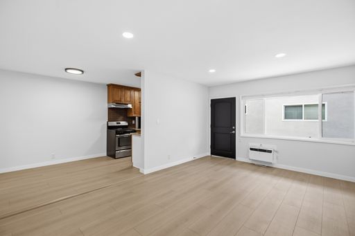 Modern 2 Bedroom + 1 Bath – photo 1