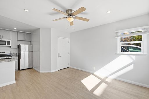 Beautiful modern 1 Bed + 1 Bath + Parking – photo 1