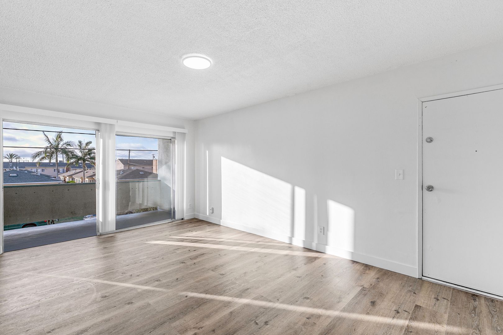 Inglewood Apartment: 934 Larch St