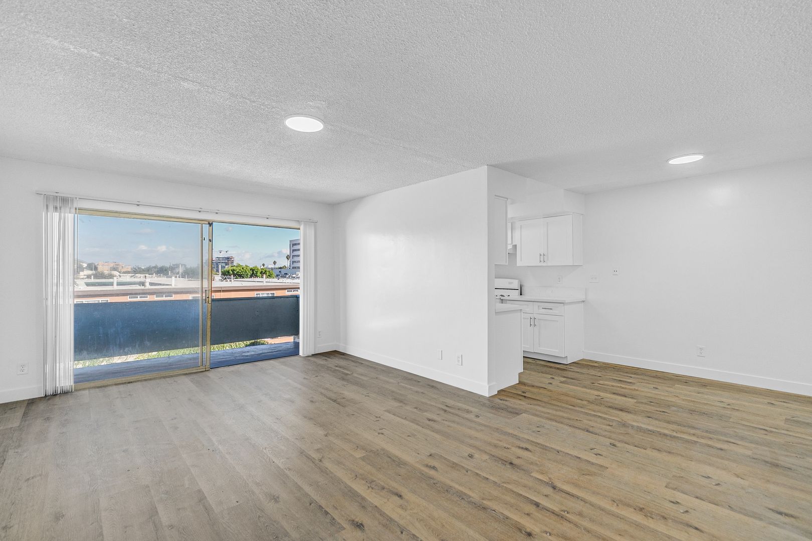 Inglewood Apartment: 934 Larch St