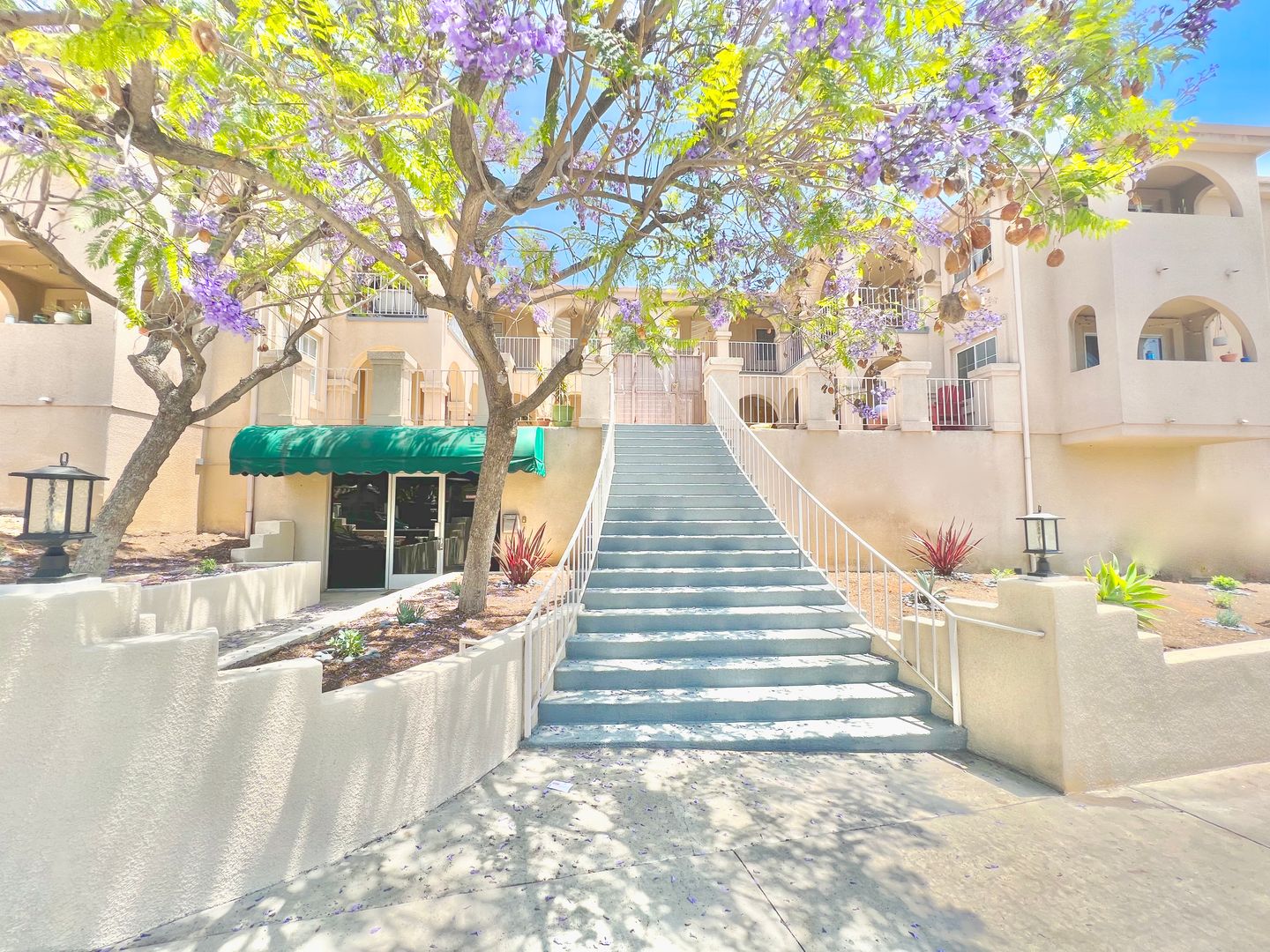 Los Angeles Apartment: 2030 Ivar Avenue