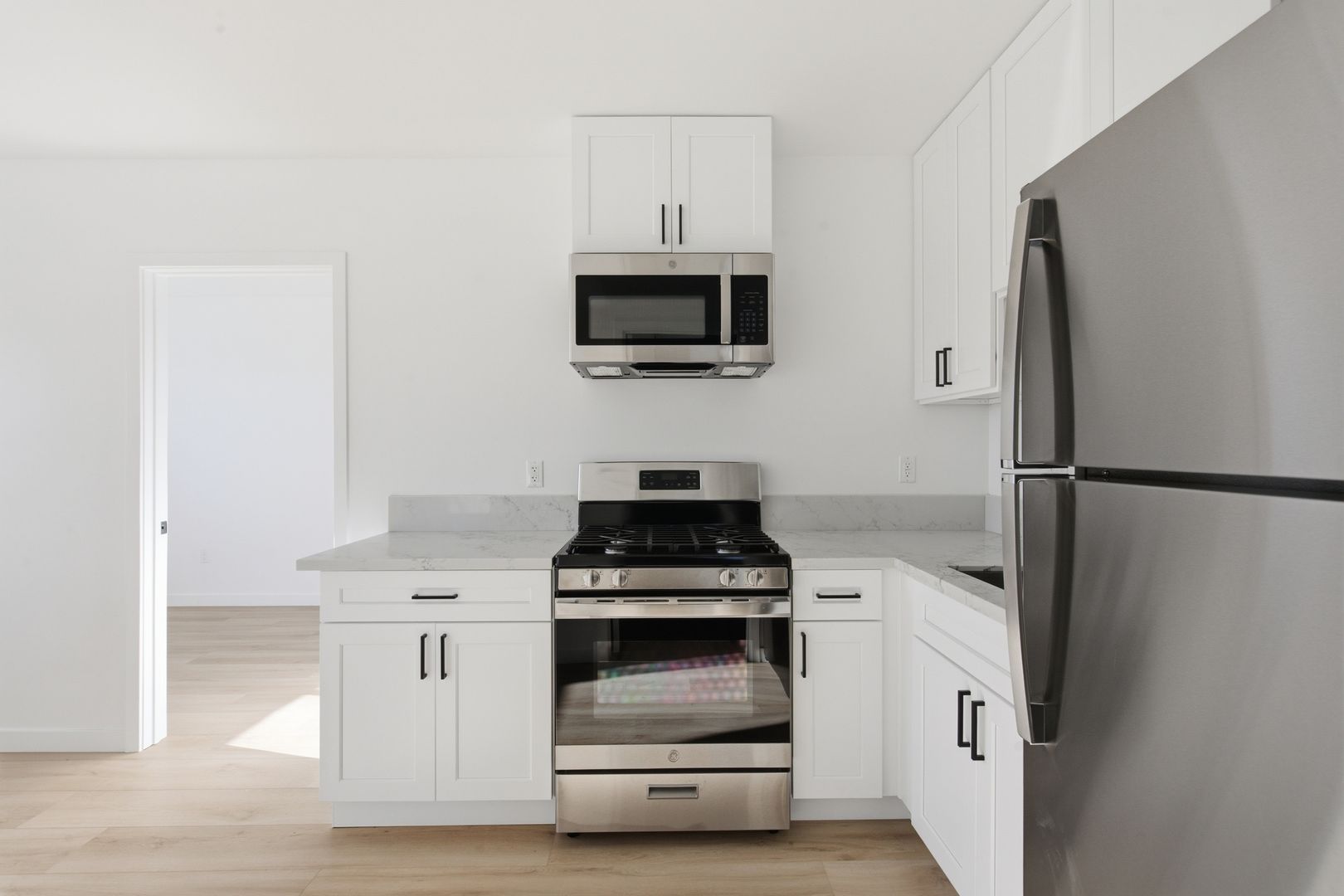 Los Angeles Apartment: 1805 W 80th St