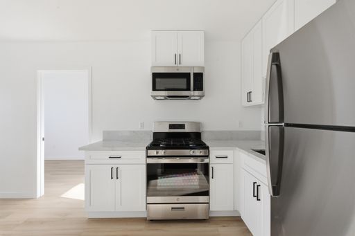 Beautiful newly remodeled modern spacious 2 Bedroom + 2 Bath – photo 1