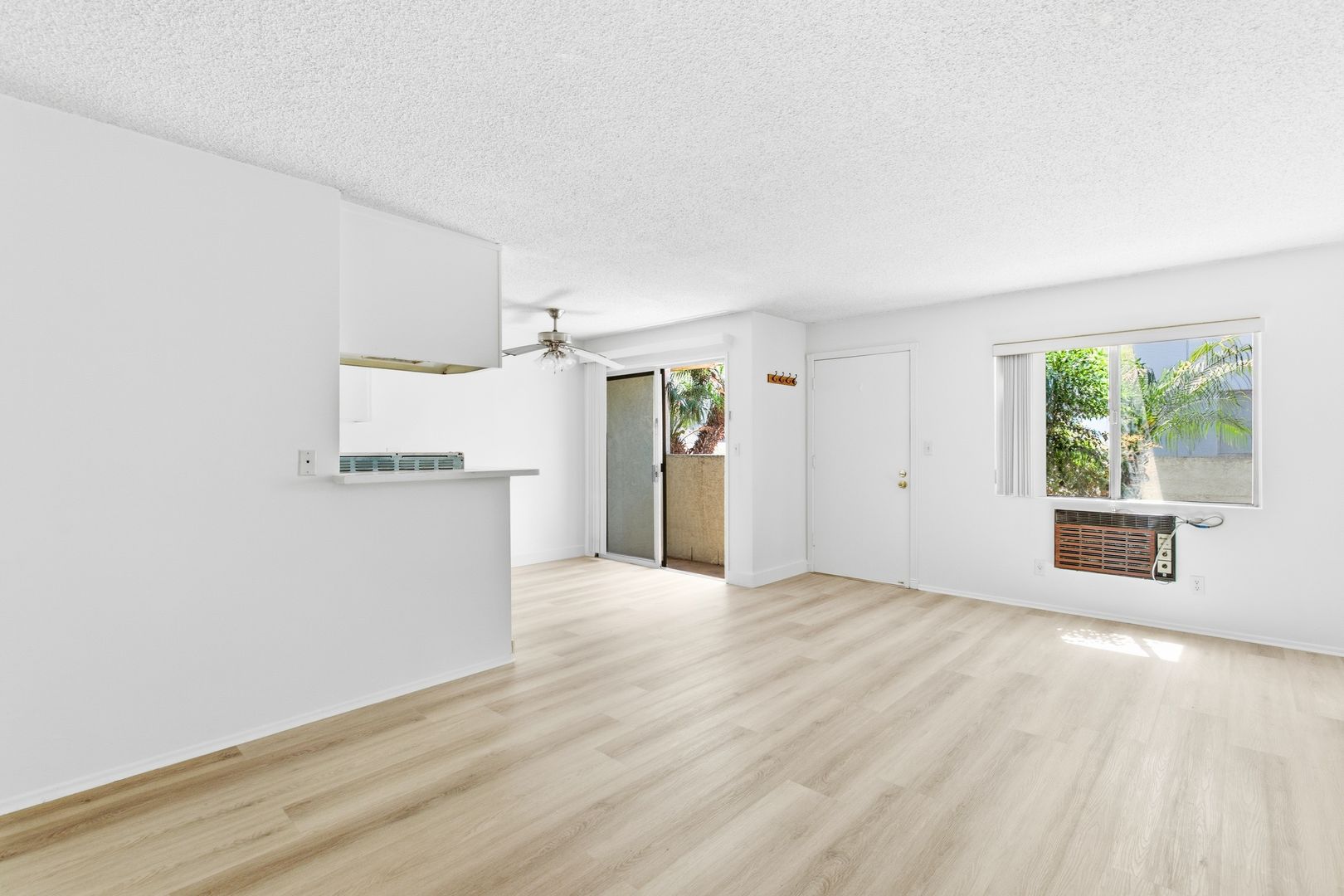 Los Angeles Apartment: 1752 Federal Ave