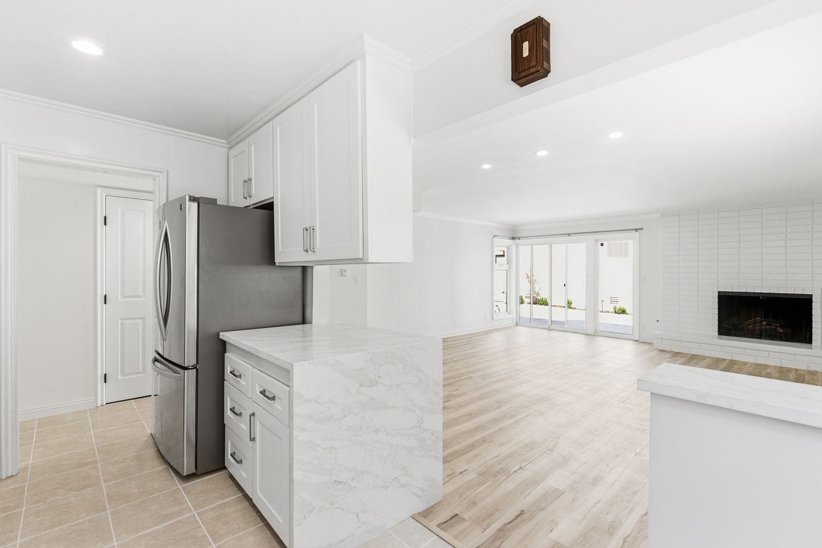 Santa Monica Apartment: 833 15th Street