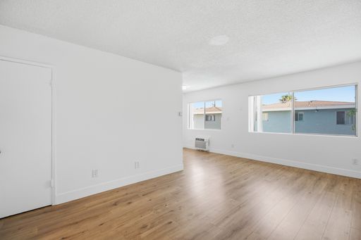 Beautiful newly remodeled 1 Bed + 1 Bath + Parking