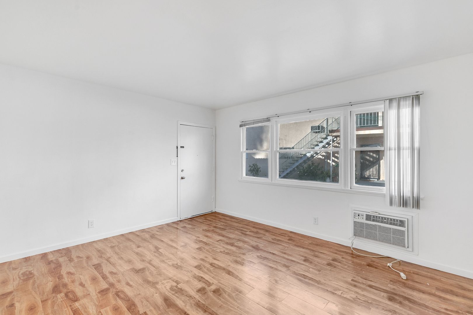 Van Nuys Apartment: 6537-6543 Woodley Avenue